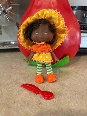 Vintage Kenner 1982 strawberry shortcakes doll orange blossom with comb